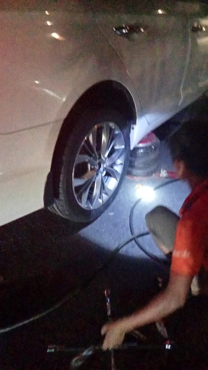 Cứu hộ lốp ô tô lưu động 24h chuyên vá lốp bằng máy lưu động.