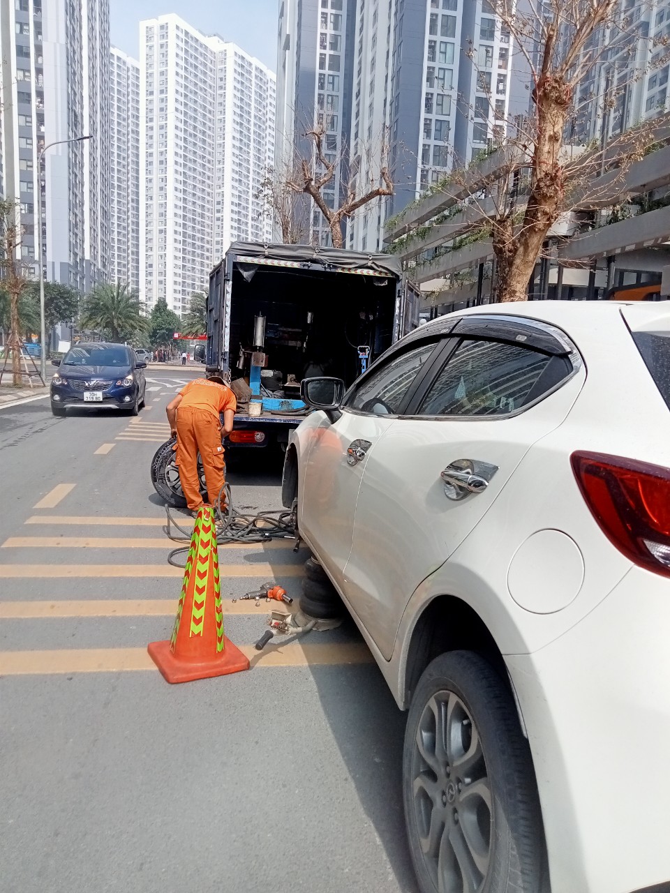 Vá lốp ô tô lưu động Hà Nội Xe con , Xe tải 24/24H – Hãy Gọi ngay 0981.685.356