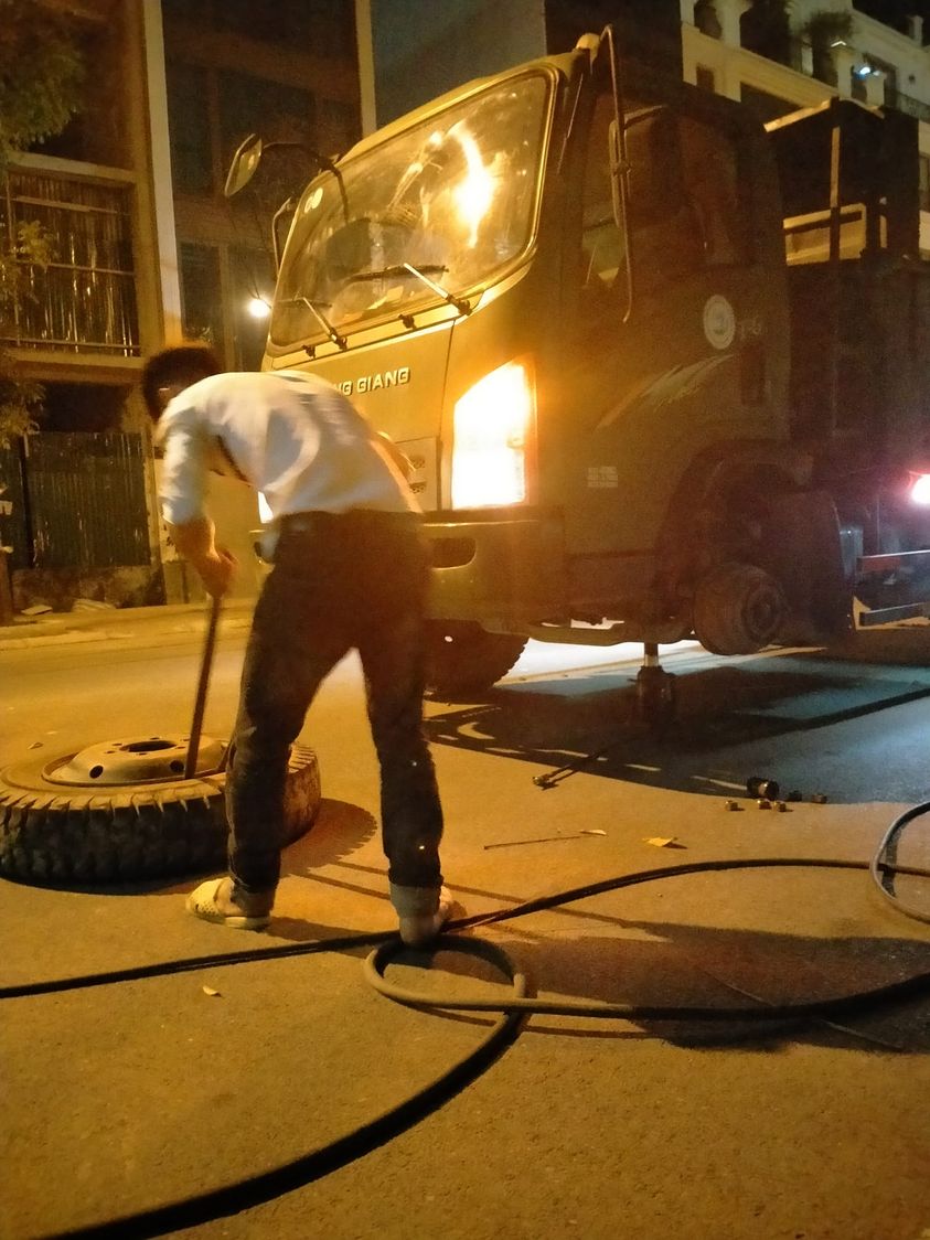 Cứu hộ lốp xe tải Hà Nội 24/7