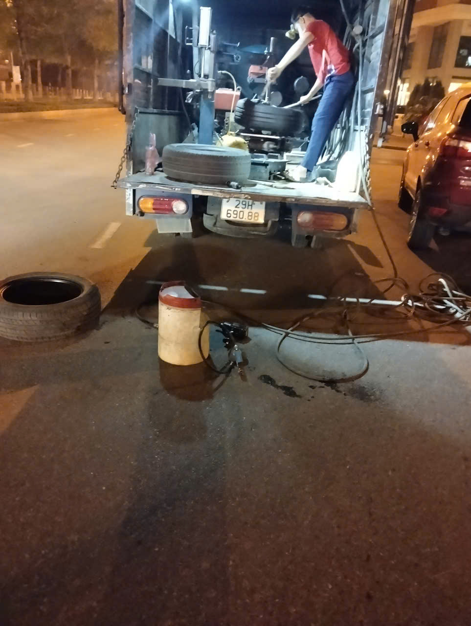 Cứu hộ lốp xe tại Hà Nội- Vá lốp xe ô tô 24h- 098.168.5356