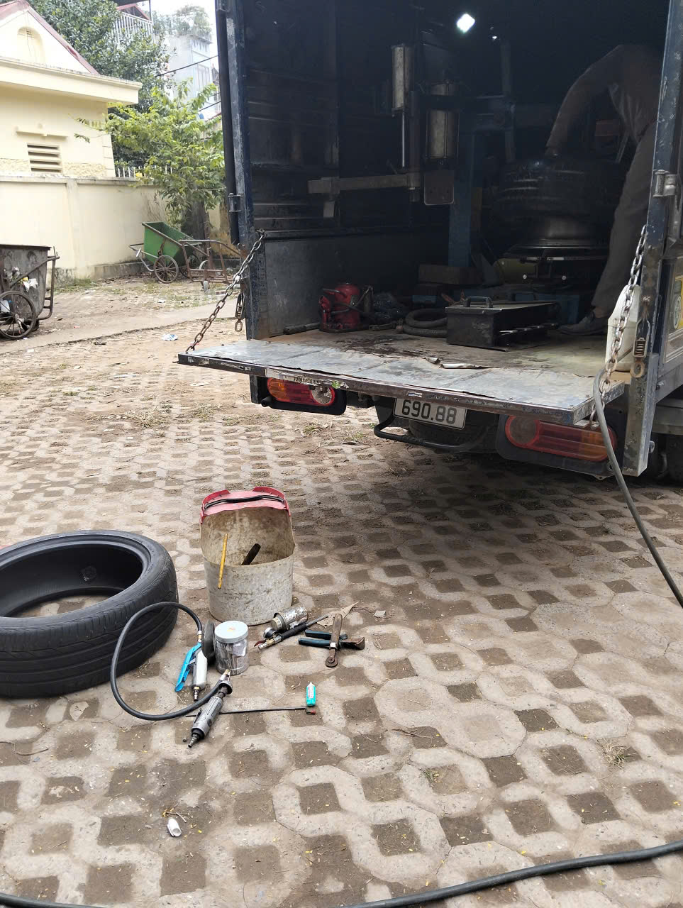 Cứu hộ lốp ô tô Hà Nội – Dịch vụ nhanh chóng
