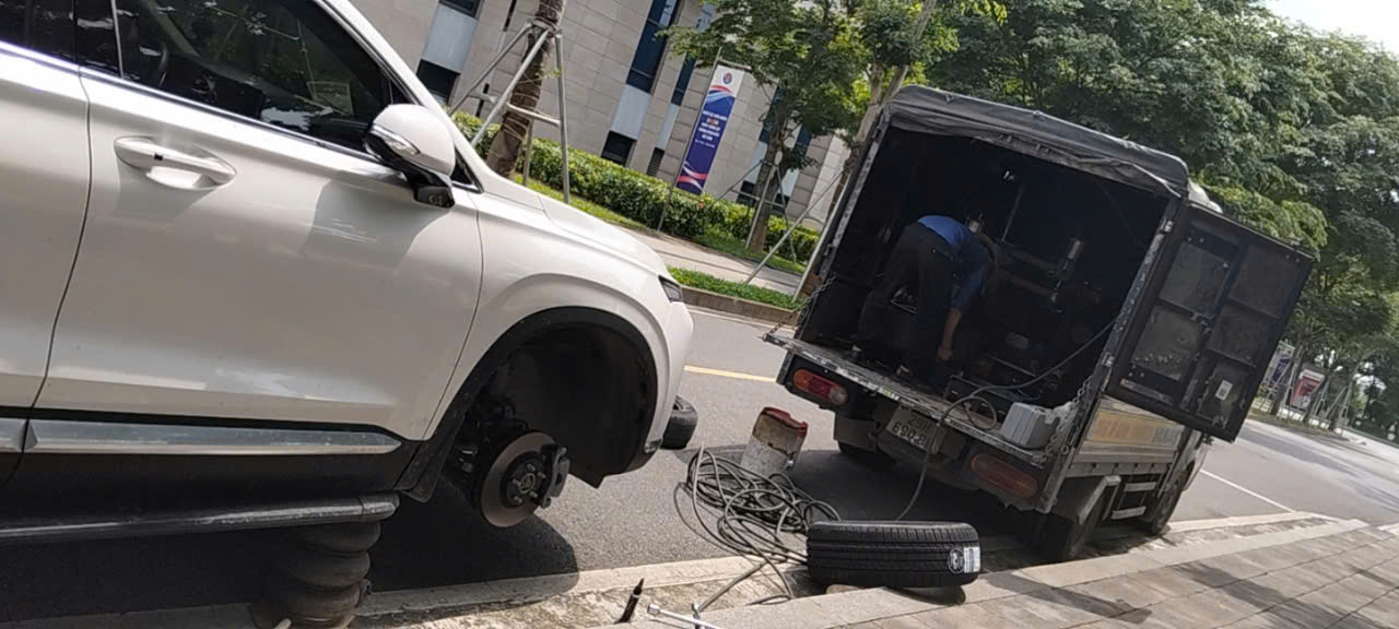 Vá lốp ô tô bị rách – Vá xe ô tô tại Hà Nội- Gọi 098.168.5356