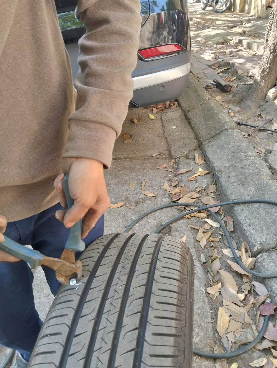 Vá lốp ô tô trần khát chân tại Hà Nội- Gọi 098.168.5356