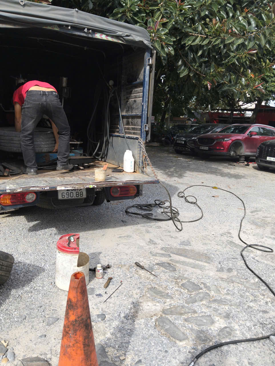 Dịch vụ vá lốp ô tô giải phóng- Vá xe ô tô hà nội- 098.168.5356