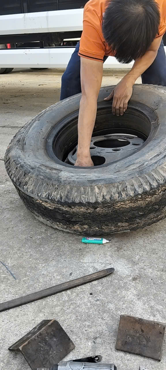 Vá lốp ô tô giá rẻ Hà Nội- vá xe ô tô lưu động – 098.168.5356