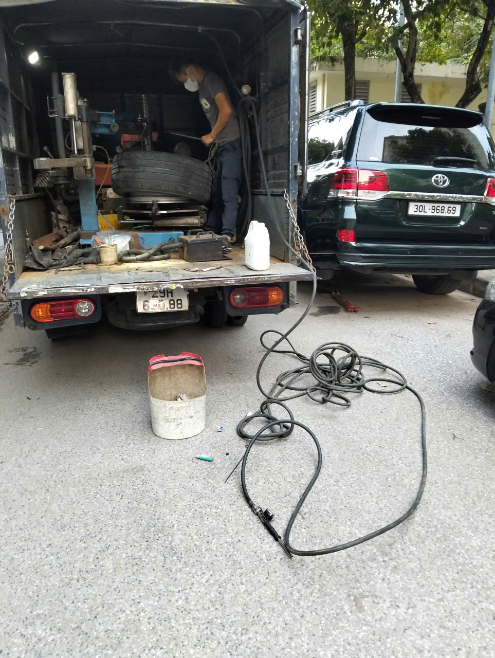 Vá lốp ô tô lưu động Ba Đình – vá lốp xe ô tô Hà Nội- 098.168.5356