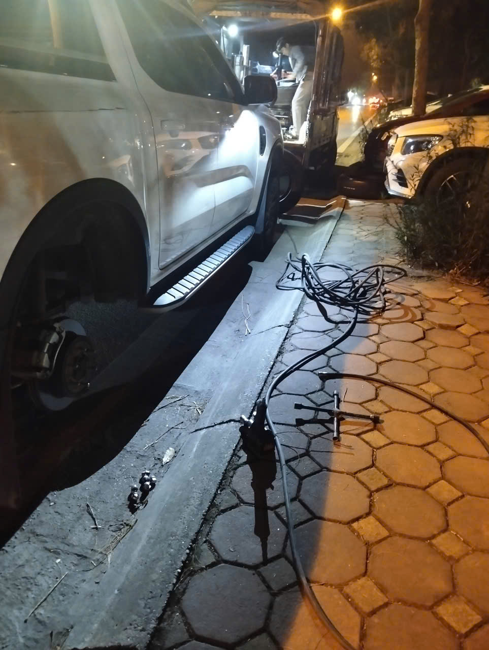 Cứu hộ lốp ô tô gần nhất tại Hà Nội