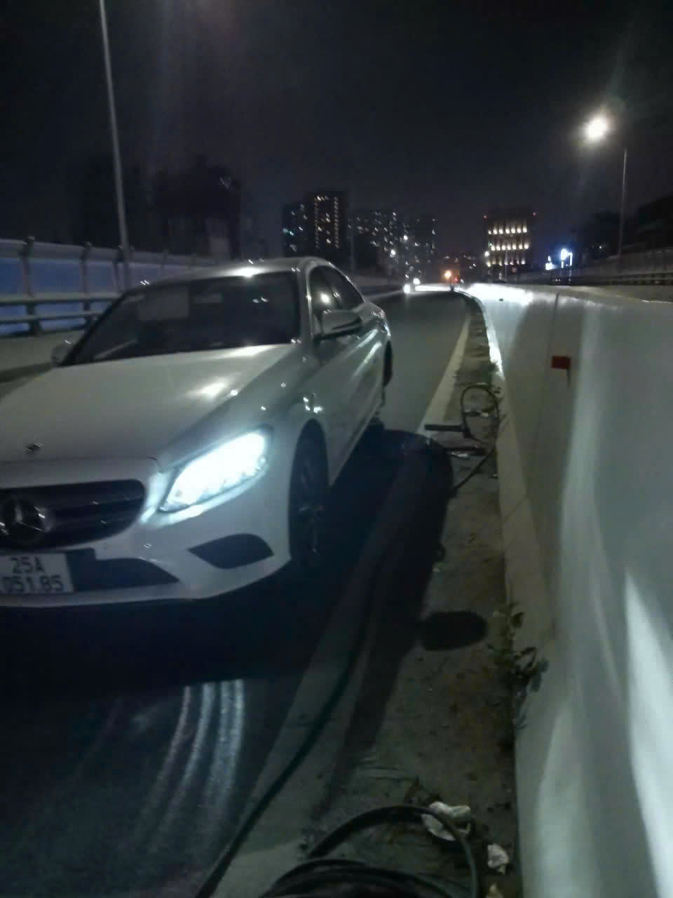 Cứu hộ lốp xe ô tô tại Hà Nội- vá lốp ô tô 24h- 098.168.5356