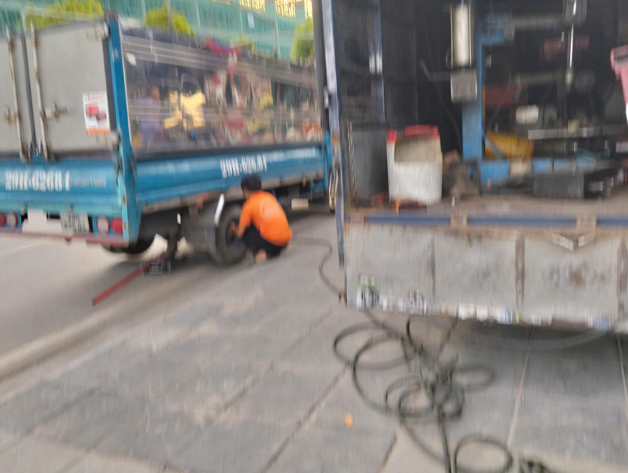 Dịch vụ Vá lốp ô tô tại Hà Nội- Chuyên nghiệp- Gọi ngay 098.168.5356