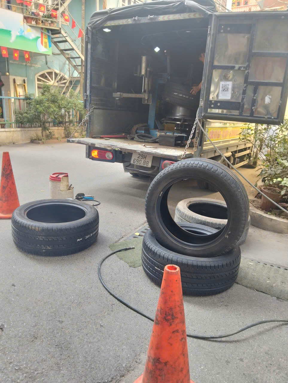 Dịch vụ vá lốp ô tô Hà Nội