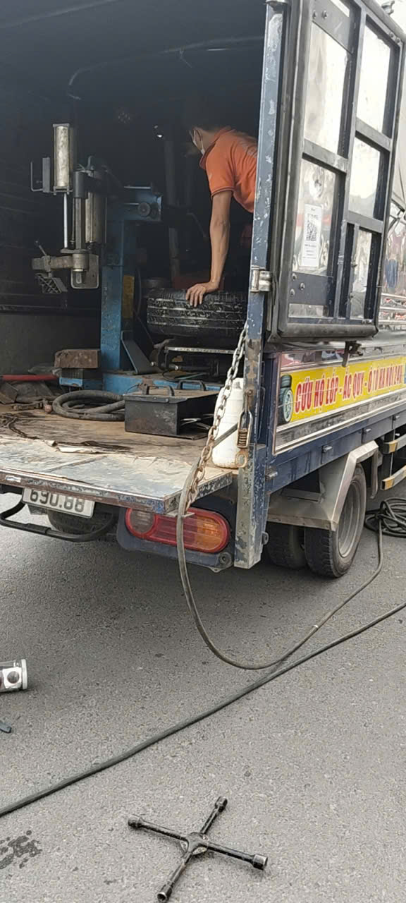 Vá xe lưu động – Dịch vụ vá lốp xe ô tô 24h Hà Nội- 098.168.5356