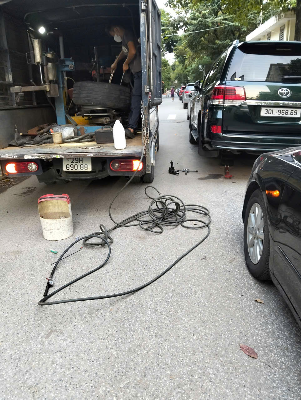 Dịch vụ vá lốp ô tô Hà Nội- vá xe ô tô lưu động 24h- 098.168.5356