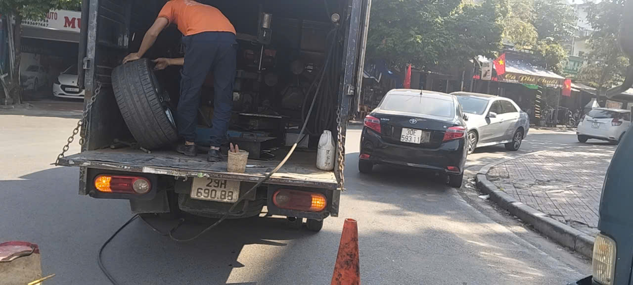 Cứu hộ lốp xe hơi Hà Nội- Gọi ngay vá lốp gần đây -098.168.5356