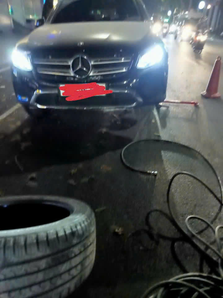 Cứu hộ lốp Phạm Văn Đồng ,Hà Nội- vá lốp ô tô tận nơi- 098.168.5356