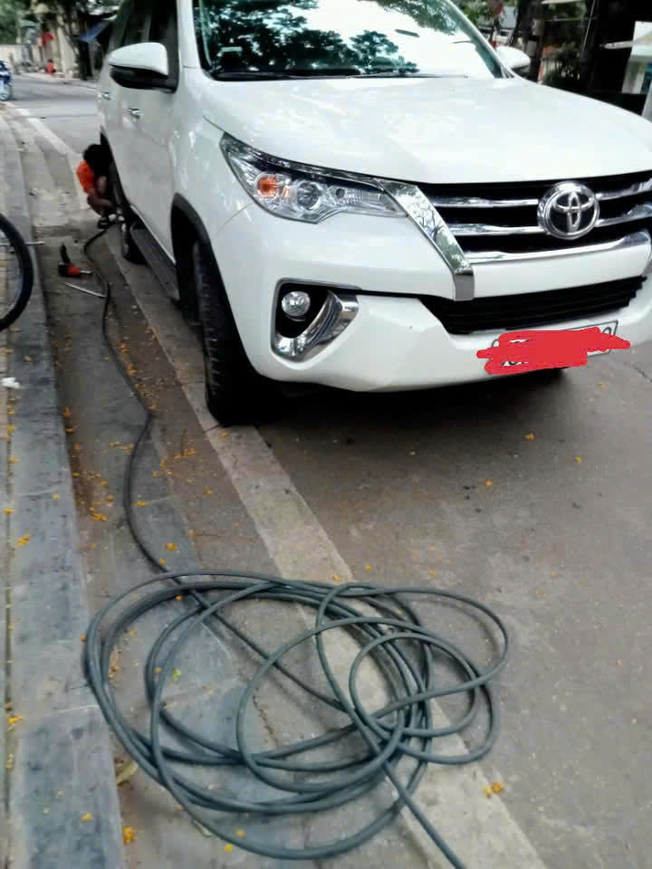 Dịch vụ vá lốp ô tô lưu động Tây Hồ- vá xe ô tô 24h- 098.168.5356