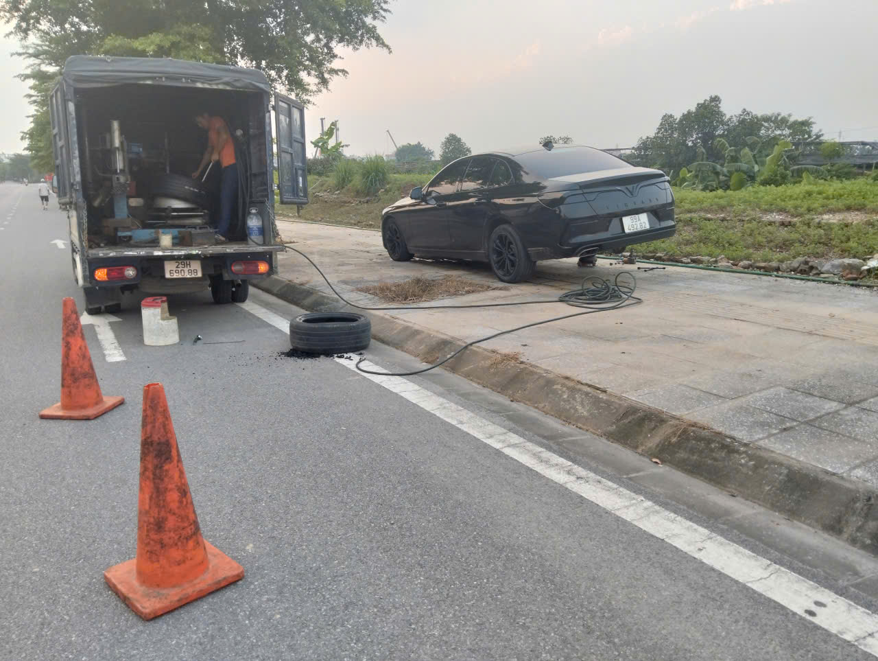 Vá lốp ô tô giá bao nhiêu – Hà Nội- vá xe ô tô 24h- 098.168.5356