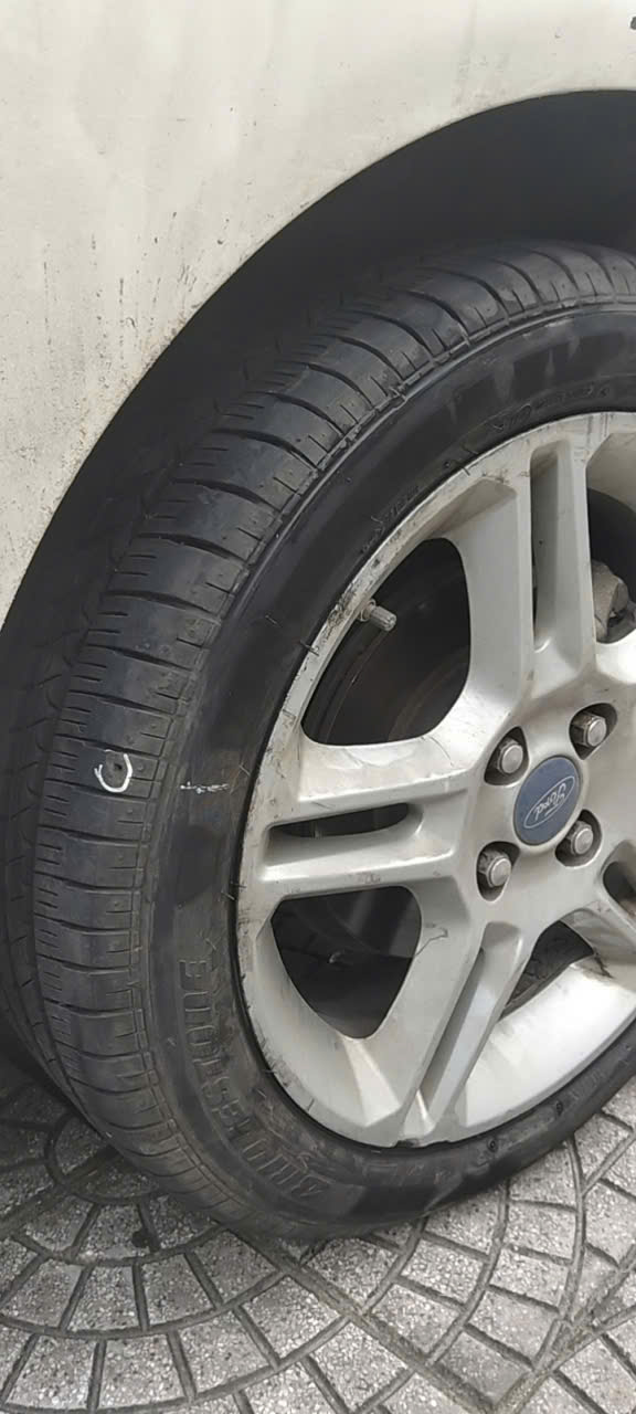 Cứu hộ lốp ô tô giá rẻ Hà Nội- vá lốp xe ô tô 24h- 098.168.5356