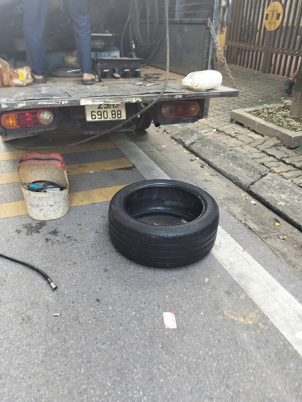 Vá lốp ô tô lưu động Hoàng Mai- Vá xe ô tô lưu động- 036.333.6980